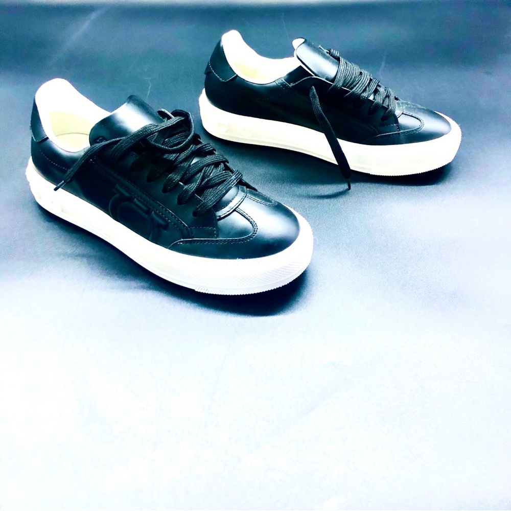 Kids size 5 Salvatore Ferragamo Black Trainers